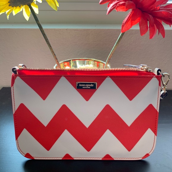SOLD❤️💕 🎉Host Pick!🎉Kate Spade Chevron Wristlet - Picture 1 of 8